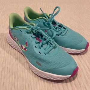 Girls Nike Revolution 6.5Y - EUC